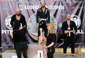 trzech najlepszych zawodników stoi na podium