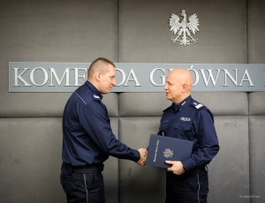 komendant główny policji wręcza policjantowi podziękowanie