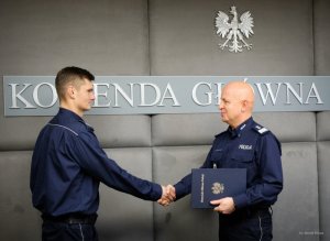 komendant główny policji wręcza policjantowi podziękowanie