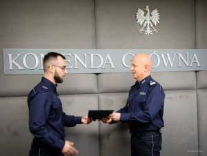 komendant główny policji wręcza policjantowi podziękowanie