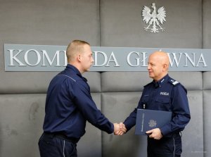 komendant główny policji wręcza policjantowi podziękowanie