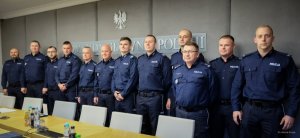 komendant główny policji oraz wyróżnieni policjanci stoją w szeregu