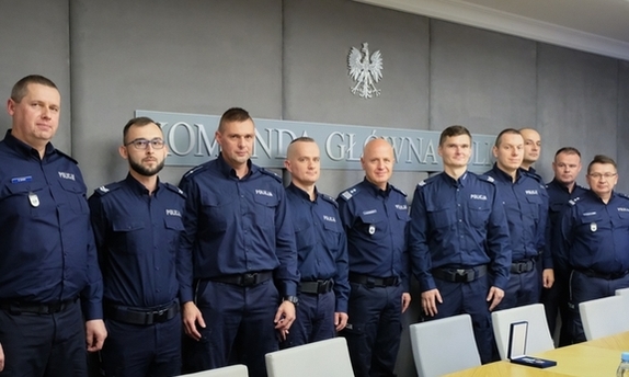 komendant główny policji oraz wyróżnieni policjanci stoją w szeregu