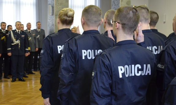 młodzi policjanci podczas ślubowania