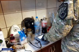 funkcjonariusz bada zabezpieczone materiały przy użyciu specjalistycznego urządzenia