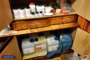 plastikowe pojemniki stojące w szafkach