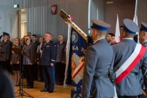 komendant wojewódzki policji w Krakowie podczas uroczystości oraz inni policjanci i zaproszeni goście