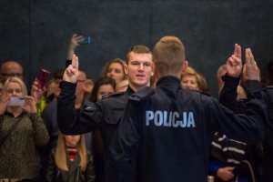 policjanci w trakcie ślubowania w tle zaproszeni goście