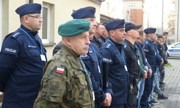 uczestnicy ćwiczeń policjanci i żołnierze