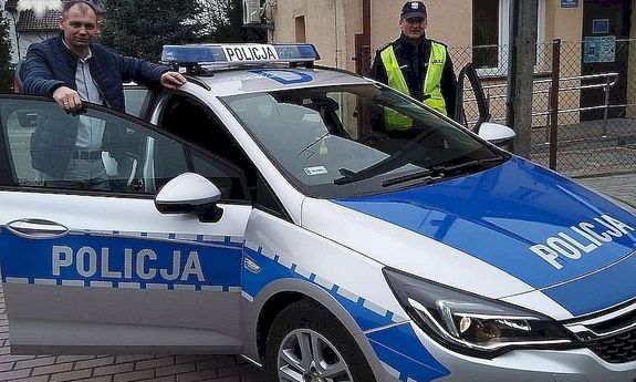 Policjanci którzy pilotowali samochód