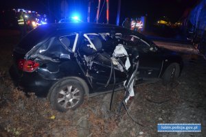 Prawy bok pojazdu marki Mazda, który uczestniczył w wypadku z pociągiem towarowym