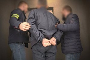 Zatrzymany w eskorcie dwóch policjantów