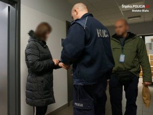 Policjanci zakładają podejrzanej kajdanki