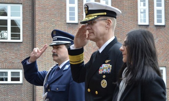 Wiceadmirał Yancy Linsey i komendant Szkoły Policji inspektor Jacek Gil przed tablicą poświęconą poległym policjantom.