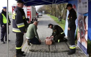 Kierujący, który przekroczył dozwoloną prędkość pod okiem funkcjonariusza straży pożarnej przechodzi kurs pierwszej pomocy