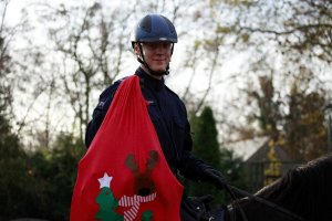 policjant na koniu z workiem z prezentami