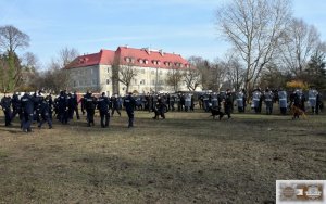 policjanci z psami podczas ćwiczeń