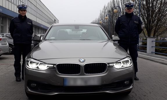 Policjanci obok samochodu marki BMW należ9ącym do grupy SPEED