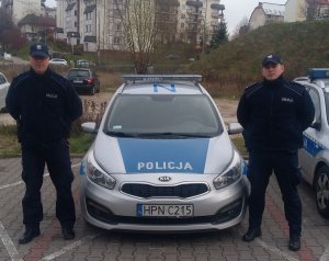Policjanci którzy uratowali mężczyznę przed wychłodzeniem
