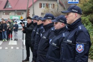 Policjanci ustawieni w szyku podczas przemówienia