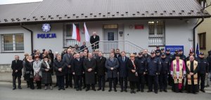 Zdjęcie zbiorowe uczestników uroczystości przed budynkiem posterunku