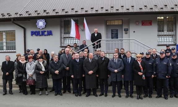 Zdjęcie zbiorowe uczestników uroczystości przed budynkiem posterunku