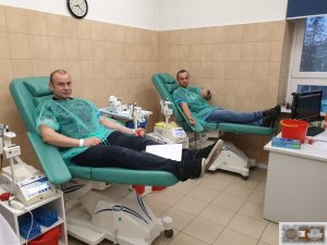 policjanci w trakcie oddawania krwi