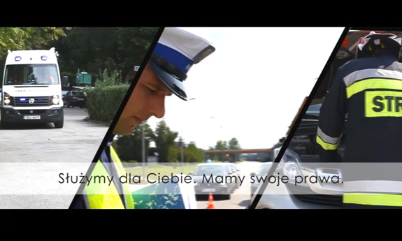 Kadr ze spotu przedstawiający karetkę w drodze na wezwanie, policjanta ruchu drogowego oraz strażaka. Dodatkowo napis: Służymy dla Ciebie. Mamy swoje prawa.