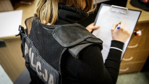 policjantka w trakcie oględzin zabezpieczonych przedmiotów