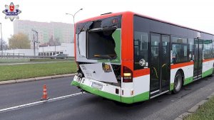 Autobus po wypadku z wybita szybą tylnią