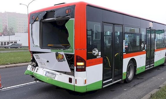 Autobus po wypadku z wybitą szybą