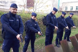 Przed rozpoczęciem służby - policjanci sprawdzają broń.