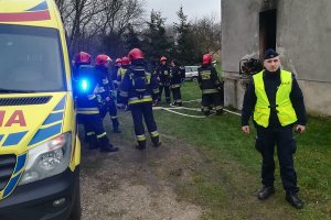 Słuchacze zabezpieczają miejsce wybuchu butli gazowej.