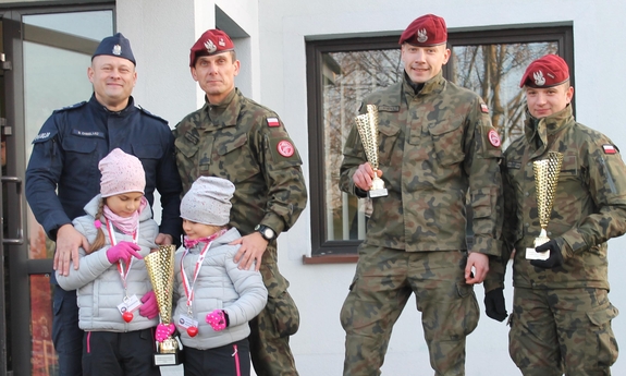 trzej żołnierze, policjant i dwoje dzieci