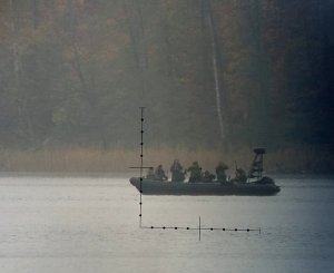 kontrterroryści na łodzi podczas ćwiczeń