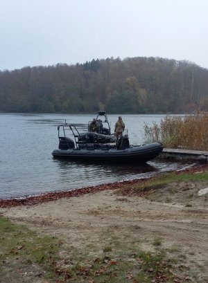 kontrterroryśći na łodzi przycumowanej do pomostu