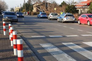 policjanci WRD KMP Dąbrowa Górnicza w trakcie wykonywania czynności służbowych na miejscu potrącenia pieszych w Dąbrowie Górniczej - Łośniu