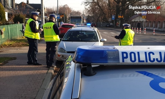 policjanci WRD KMP Dąbrowa Górnicza w trakcie wykonywania czynności służbowych na miejscu potrącenia pieszych w Dąbrowie Górniczej - Łośniu