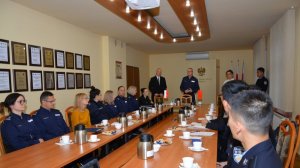 przedstawiciele wyższej szkoły policji w szczytnie oraz delegacja z chin w trakcie spotkania siedzą przy stole