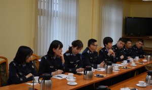 delegacja z chin siedzi przy stole