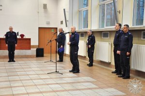 Komendant Szkoły Policji insp. dr Rafał Kochańczyk przemawia do zgromadzonych w tle policjanci