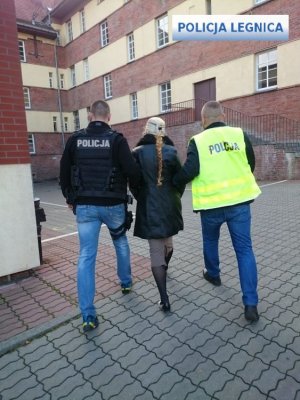 Zatrzymana podejrzana prowadzona przez policjantów