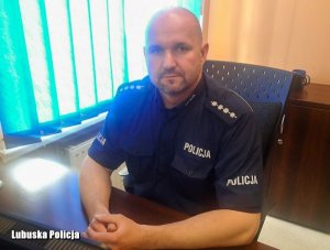 policjant siedzi przy biurku