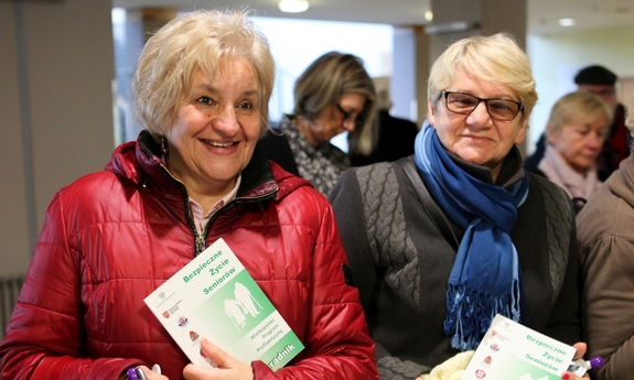 dwie seniorki biorące udział w konferencji