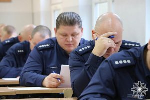 Policjanci piszący test