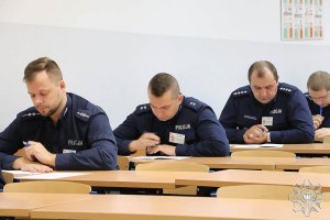 Policjanci piszący test