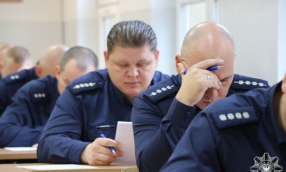 Policjanci piszą9cy test