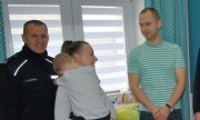 rodzice z Pawełkiem oraz policjant