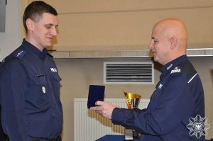 Komendant Główny Policji wręcza nagrodę policjantowi