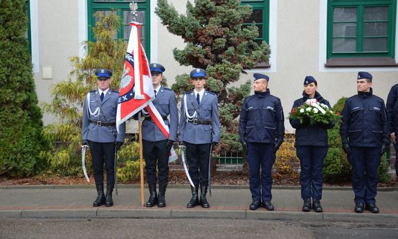 Policjanci stojący ze sztandarem